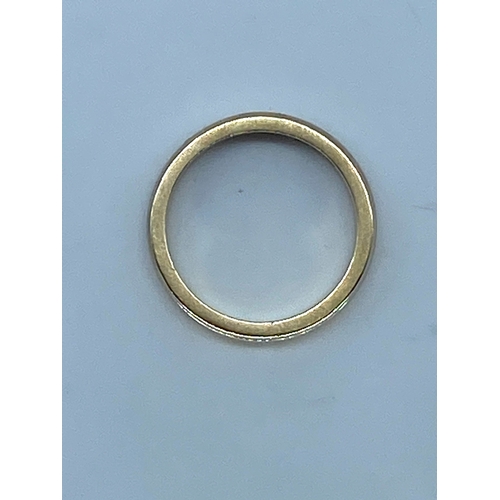 108 - A 9ct white & yellow gold wedding band, lovely design, thick solid band, 3 grams in weight approx, s... 