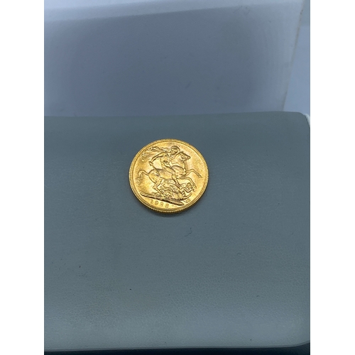 110 - A 1923 full sovereign coin, 7.99 grams 22ct gold, very nice condition