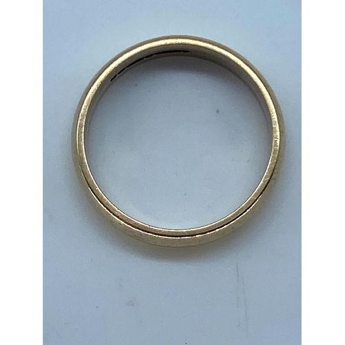 115 - A 9ct yellow gold D shaped wedding band, 5mm depth, solid gold, nice all round condition & nice thic... 