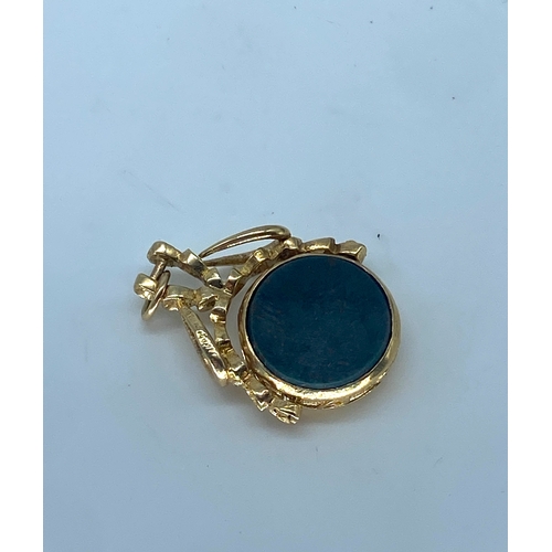 119 - A 9ct yellow gold Victorian style swivel watch fob, set with a cornelian stone and a blood stone, 28... 