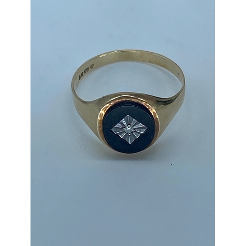 123 - A 9ct yellow gold onyx gents ring, fully hallmarked, weight is 2.8 grams approx, size U