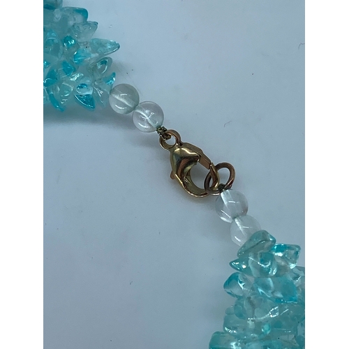 140 - A 9ct yellow gold sea blue stone set necklace, set with a 9ct yellow gold clasp, 16 inches long, 25m... 