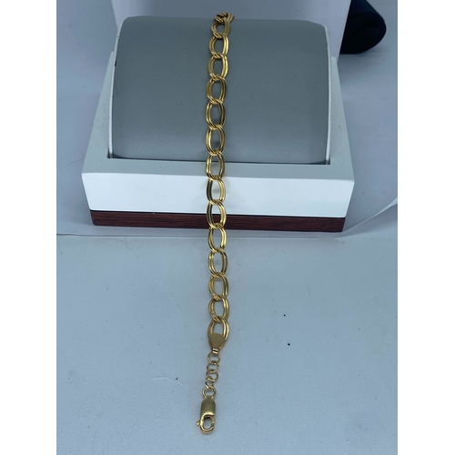 206 - A 9ct yellow gold linked bracelet, 8 1/2 inches long, 5.2 grams in weight approx, bracelet has exten... 