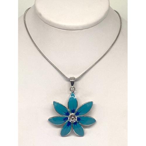 322 - A costume jewellery daisy flower pendant & chain, daisy is enamel & has a nice centre stone