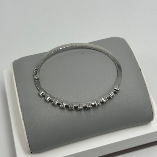 232 - An 18ct white gold diamond bangle,  approx 1.10ct in total each stone approx 0.10ct, 7 1/2 inches lo... 