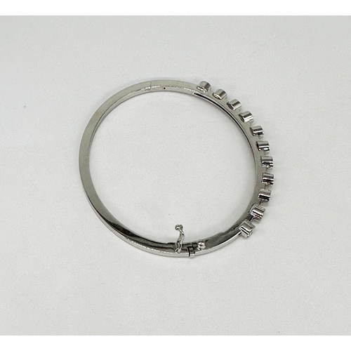 232 - An 18ct white gold diamond bangle,  approx 1.10ct in total each stone approx 0.10ct, 7 1/2 inches lo... 