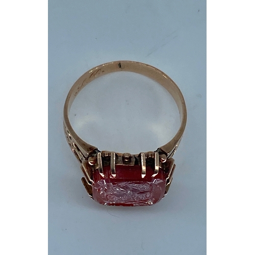 95 - A 9ct Victorian rose gold Cornelian stone set ring, 
unhallmarked, 
weight is 4.4 grams approx,
 siz... 