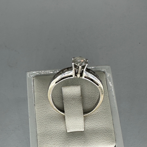 343 - An 18ct white gold single solitaire diamond ring,

comes with certificates,

natural diamond,

E col... 