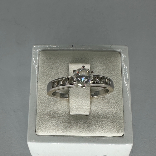 343 - An 18ct white gold single solitaire diamond ring,

comes with certificates,

natural diamond,

E col... 