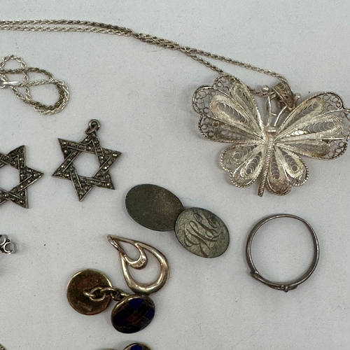 346 - A mixed lot of vintage silver