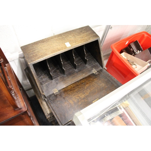 206 - A small oak bureau on turned legs.