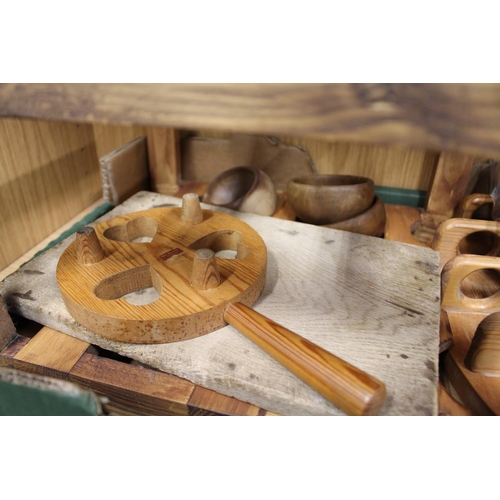 58 - Various wooden items of kitchenalia.