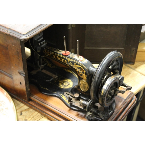 659 - A cased Singer sewing machine.