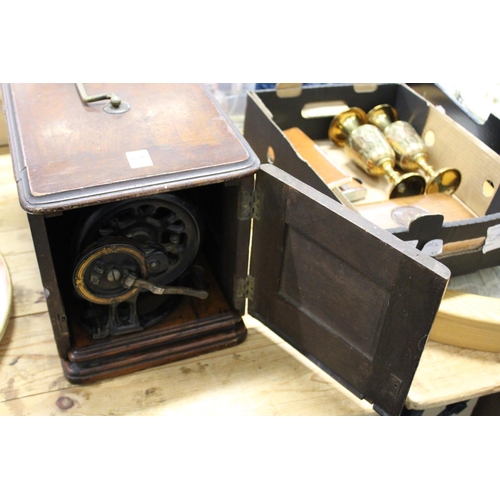 659 - A cased Singer sewing machine.