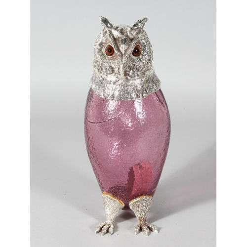 1052 - A GOOD PINK GLASS OWL CLARET JUG with plated head, collar and feet. 11ins high.