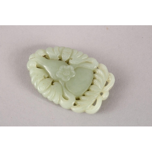 115 - A GOOD 19TH / 20TH CENTURY CHINESE CARVED CELADON JADE PENDANT - DOUBLE GOURD, a double gours sat up... 