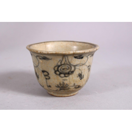 128 - A GOOD 15TH / 16TH CENTURY SUKHOTHAI EARTHENWARE BLUE & WHITE PLATE & A SMALL MING DYNASTY TEA BOWL,... 