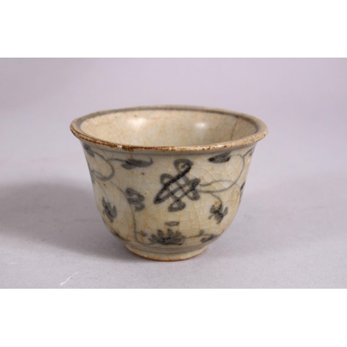 128 - A GOOD 15TH / 16TH CENTURY SUKHOTHAI EARTHENWARE BLUE & WHITE PLATE & A SMALL MING DYNASTY TEA BOWL,... 