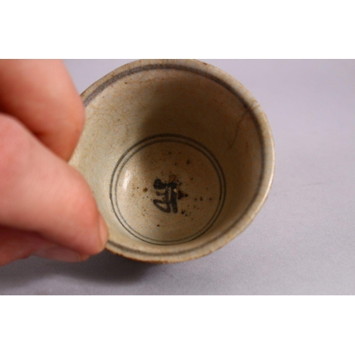 128 - A GOOD 15TH / 16TH CENTURY SUKHOTHAI EARTHENWARE BLUE & WHITE PLATE & A SMALL MING DYNASTY TEA BOWL,... 