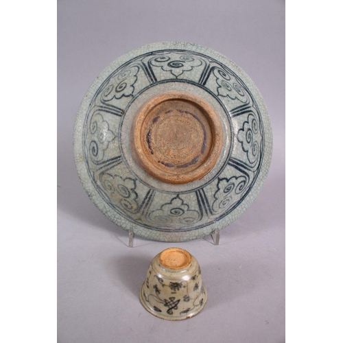 128 - A GOOD 15TH / 16TH CENTURY SUKHOTHAI EARTHENWARE BLUE & WHITE PLATE & A SMALL MING DYNASTY TEA BOWL,... 