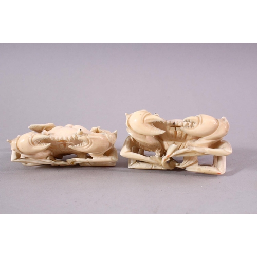 134 - A PAIR OF EARLY 20TH CENTURY CARVED IVORY MODELS OF CRABS, with articulated eyes, 7cm wide.