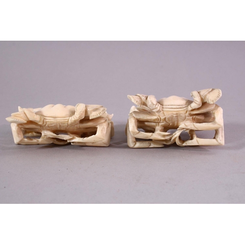 134 - A PAIR OF EARLY 20TH CENTURY CARVED IVORY MODELS OF CRABS, with articulated eyes, 7cm wide.