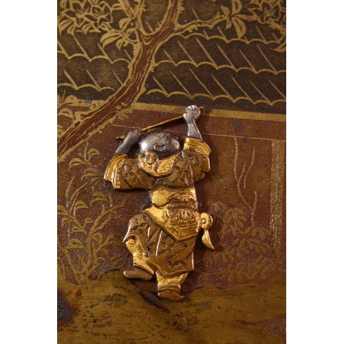 135 - AN EARLY 20TH CENTURY JAPANESE MIXED METAL TRAY, etched with a landscape and temples with figural mo... 