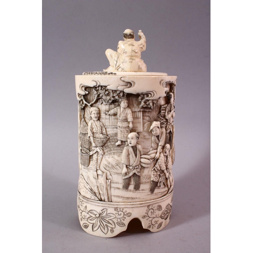 139 - AN EARLY 20TH CENTURY JAPANESE CARVED IVORY TUSK VASE AND COVER, the exterior carved with numerous f... 