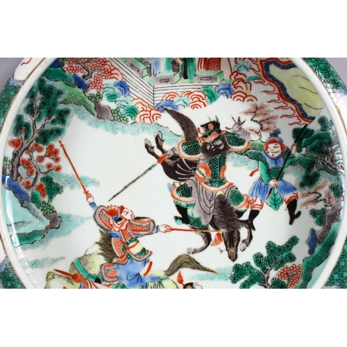 206 - A CHINESE FAMILLE VERTE KANGXI STYLE PORCELAIN BOWL, decorated with scenes of warriors in horseback ... 