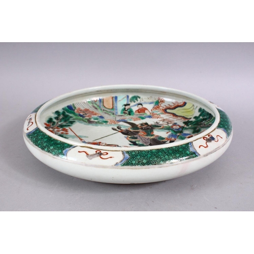 206 - A CHINESE FAMILLE VERTE KANGXI STYLE PORCELAIN BOWL, decorated with scenes of warriors in horseback ... 