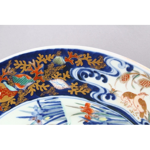 247 - A FINE EARLY 19TH CENTURY JAPANESE IMARI PORCELAIN CHARGER, decorated with a central display of a bi... 