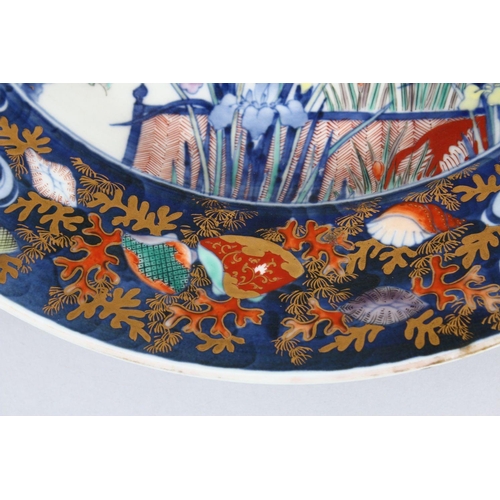 247 - A FINE EARLY 19TH CENTURY JAPANESE IMARI PORCELAIN CHARGER, decorated with a central display of a bi... 