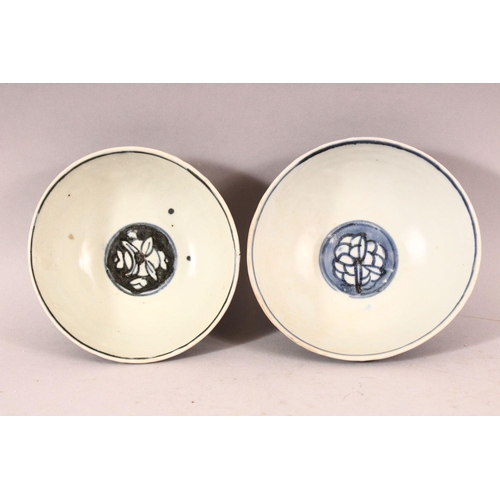 258 - A PAIR OF CHINESE WANLI PERIOD BLUE & WHITE SHIPWRECK PORCELAIN BOWLS.