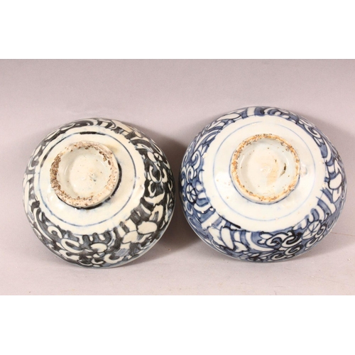 258 - A PAIR OF CHINESE WANLI PERIOD BLUE & WHITE SHIPWRECK PORCELAIN BOWLS.