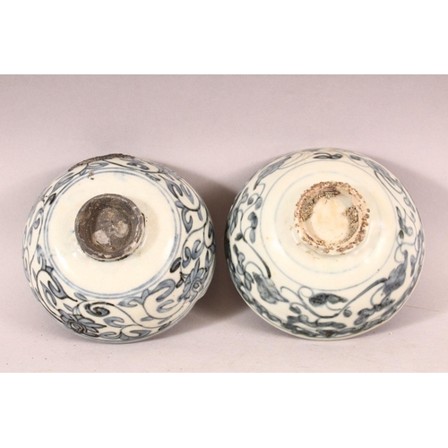 259 - A PAIR OF CHINESE WANLI PERIOD BLUE & WHITE SHIPWRECK PORCELAIN BOWLS.