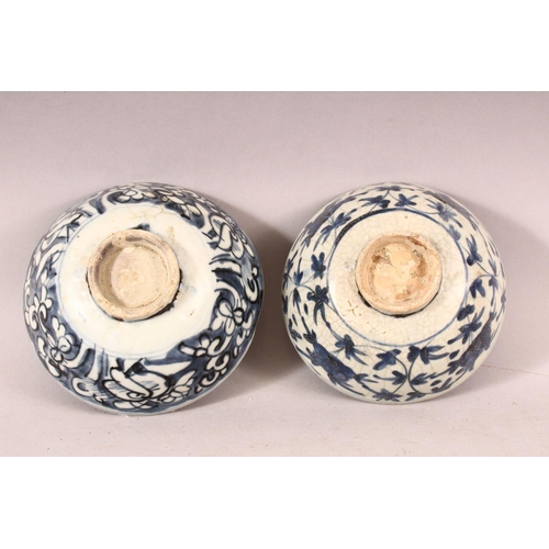 260 - A PAIR OF CHINESE WANLI PERIOD BLUE & WHITE SHIPWRECK PORCELAIN BOWLS.