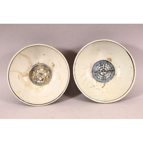 261 - A PAIR OF CHINESE WANLI PERIOD BLUE & WHITE SHIPWRECK PORCELAIN BOWLS.