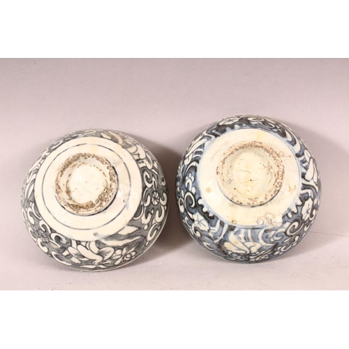 261 - A PAIR OF CHINESE WANLI PERIOD BLUE & WHITE SHIPWRECK PORCELAIN BOWLS.