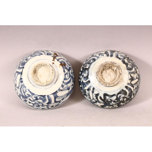 262 - A PAIR OF CHINESE WANLI PERIOD BLUE & WHITE SHIPWRECK PORCELAIN BOWLS.