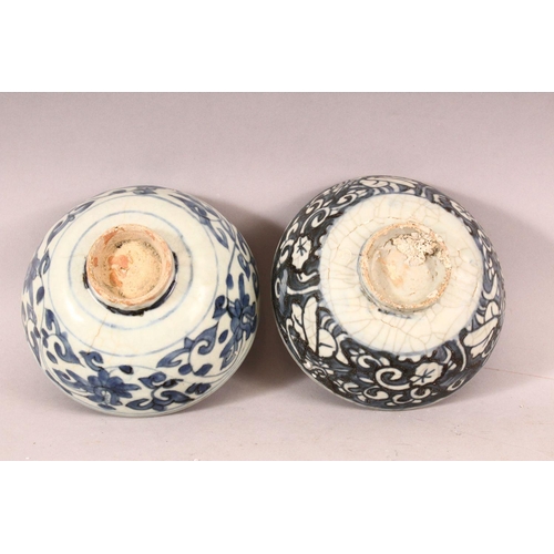 263 - A PAIR OF CHINESE WANLI PERIOD BLUE & WHITE SHIPWRECK PORCELAIN BOWLS.