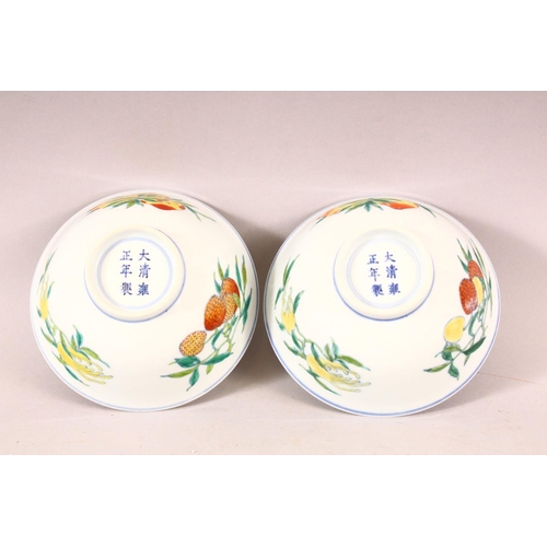 265 - A GOOD QUALITY PAIR OF CHINESE FAMILLE ROSE PORCELAIN PEACH BOWLS, the body of the bowls with decora... 