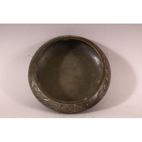 291 - A MID 20TH CENTURY CHINESE BRONZE CENSER, 16cm diameter.