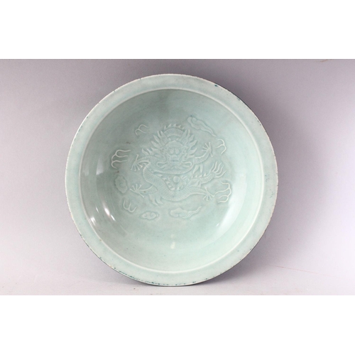 293 - A 20TH CENTURY CHINESE CELEDON CIRCULAR DISH, the centre with moulded dragon decoration, green groun... 