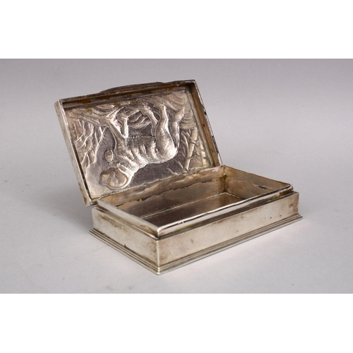 329 - A GOOD 19TH CENTURY CHINESE SOLID SILVER LIDDED EUROPEAN DOG BOX, the box with a European subject do... 