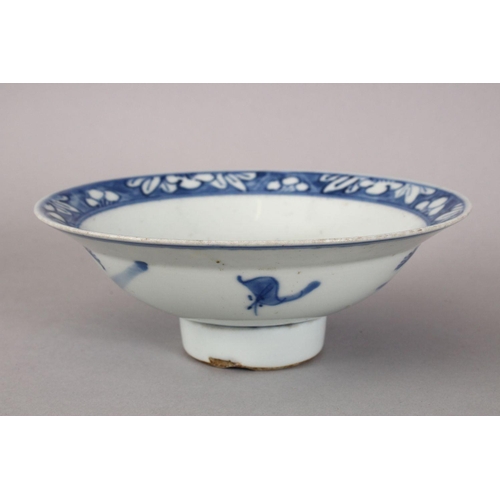 360 - A GOOD 18TH / 19TH CENTURY CHINESE BLUE & WHITE PORCELAIN STEM BOWL, decorated with a roundel of lan... 