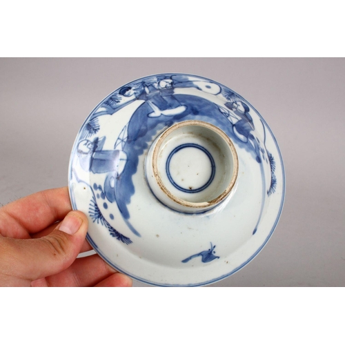 360 - A GOOD 18TH / 19TH CENTURY CHINESE BLUE & WHITE PORCELAIN STEM BOWL, decorated with a roundel of lan... 