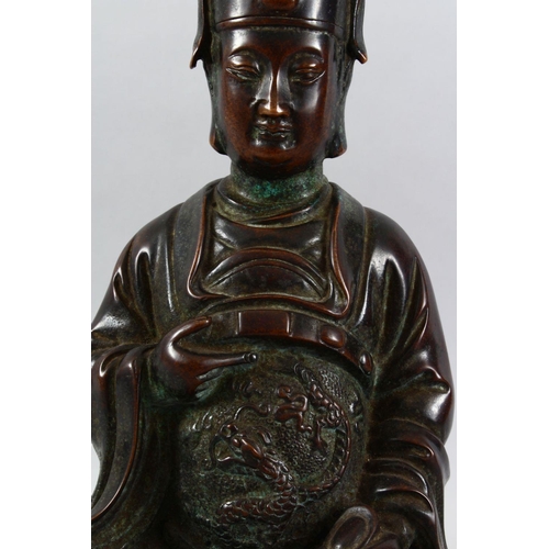 370 - A GOOD CHINESE 19TH / 20TH CENTURY BRONZE FIGURE OF A SEATED EMPEROR, the bronze modelled seated wit... 