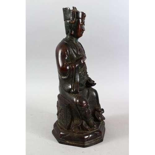 370 - A GOOD CHINESE 19TH / 20TH CENTURY BRONZE FIGURE OF A SEATED EMPEROR, the bronze modelled seated wit... 