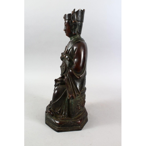 370 - A GOOD CHINESE 19TH / 20TH CENTURY BRONZE FIGURE OF A SEATED EMPEROR, the bronze modelled seated wit... 