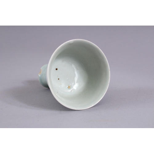 414 - A CHINESE BLUE & WHITE CALLIGRAPHIC PORCELAIN STEM CUP, the body with decoration of calligraphy, 10c... 